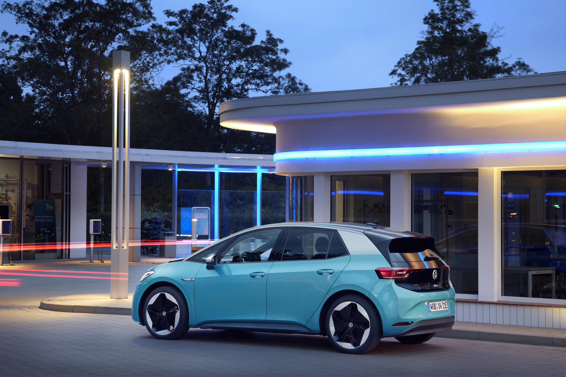 //emobility.atlautomotive.com/wp-content/uploads/2022/04/VW_ID3.jpg